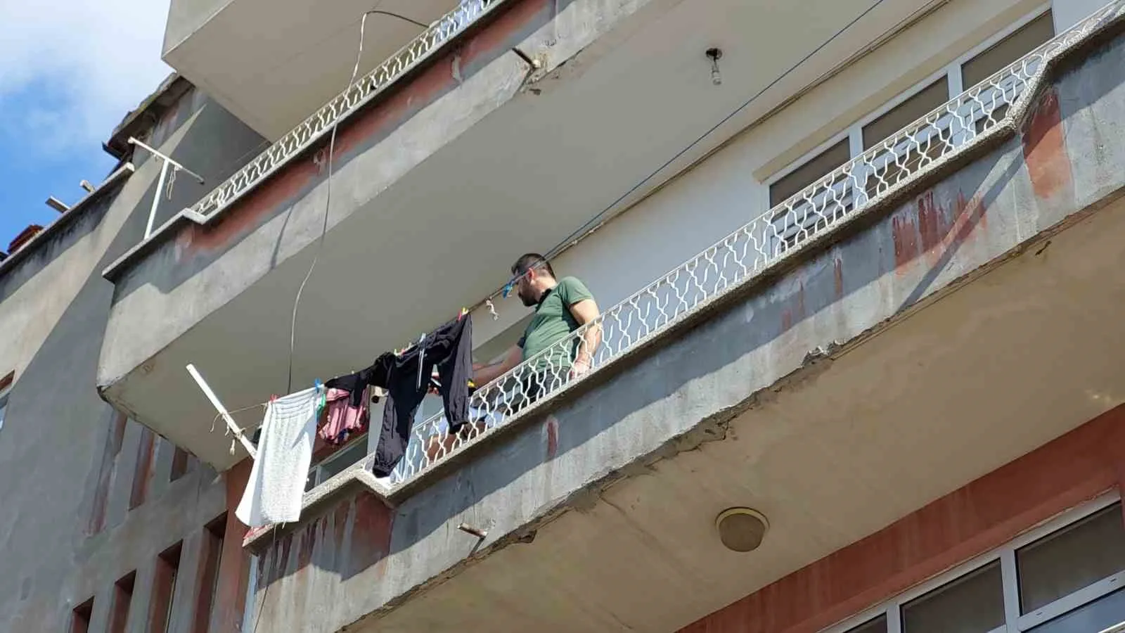 Balkondan düşen çocuk hayatını kaybetti, ailesinin feryatları yürekleri dağladı