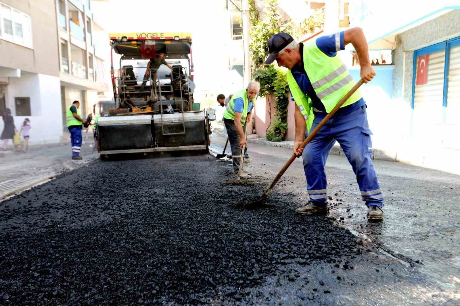 Bayraklı’da yollar yenileniyor