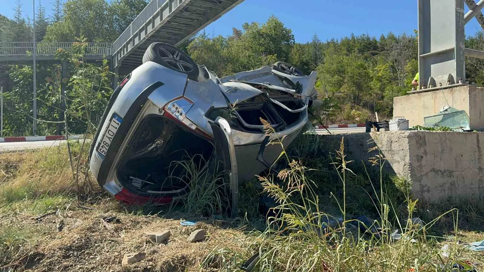 Bilecik’te kontrolden çıkan otomobil üst geçidin beton ayağına çarparak durabildi