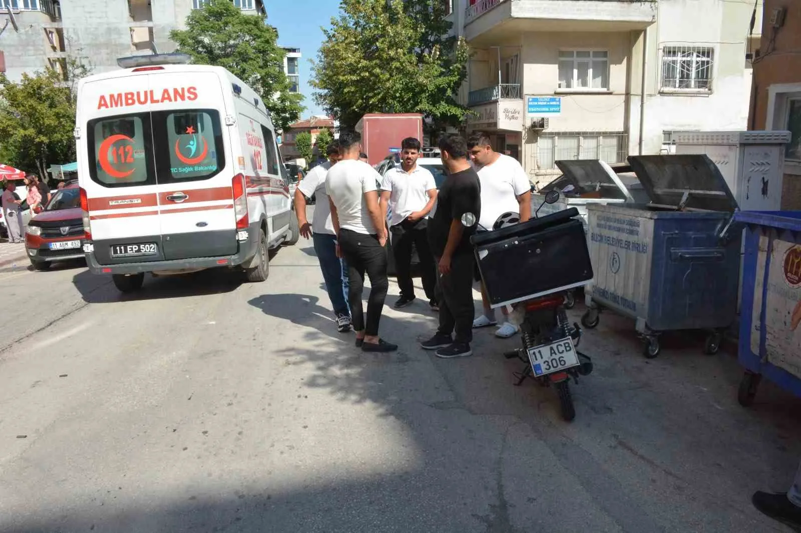 Bilecik’te seyir halinde devrilen motorlu bisiklet sürücüsü yaralandı