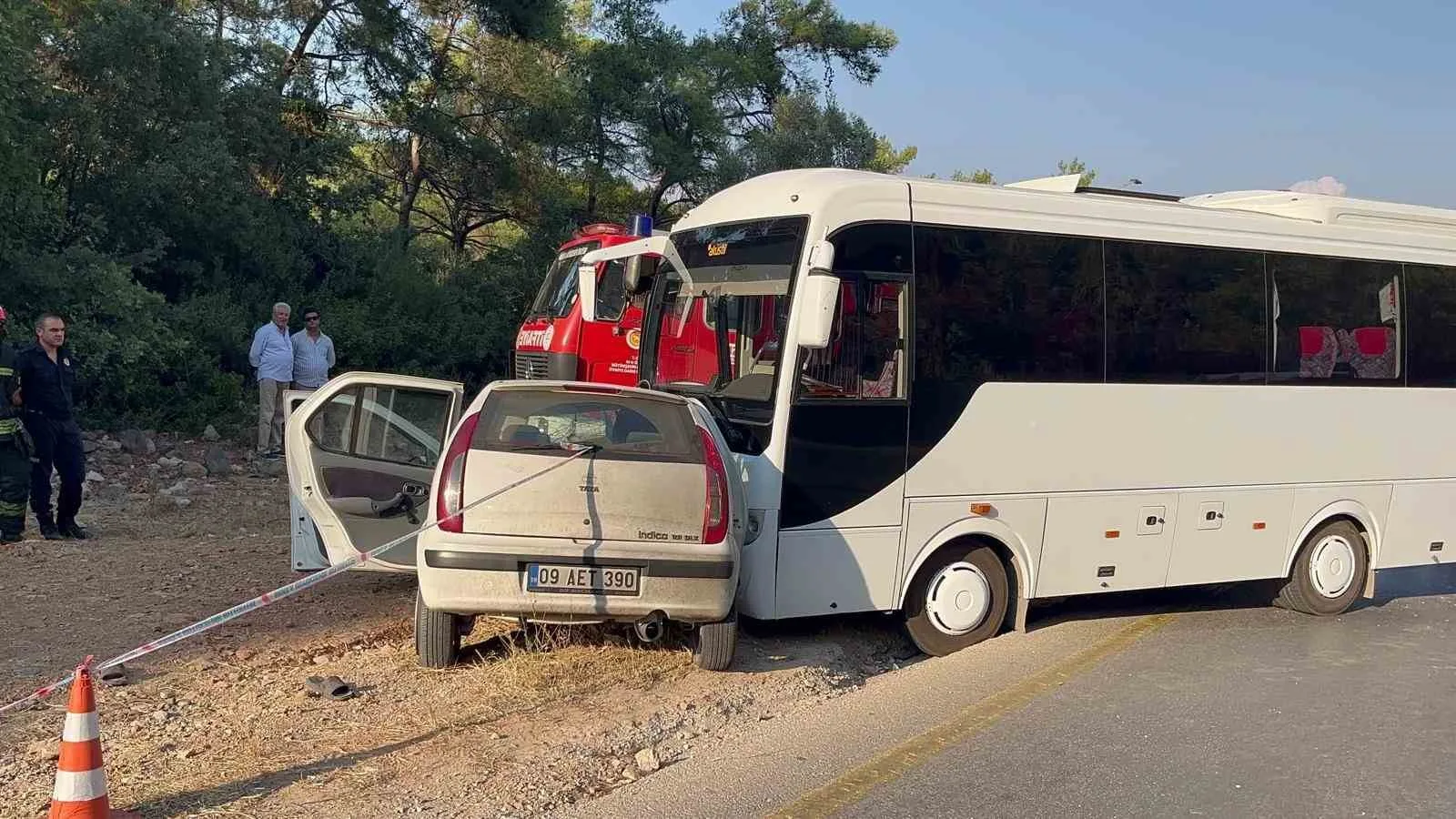 Bodrum’da otomobil ile minibüs kafa kafaya çarpıştı: 1 ölü, 1 yaralı