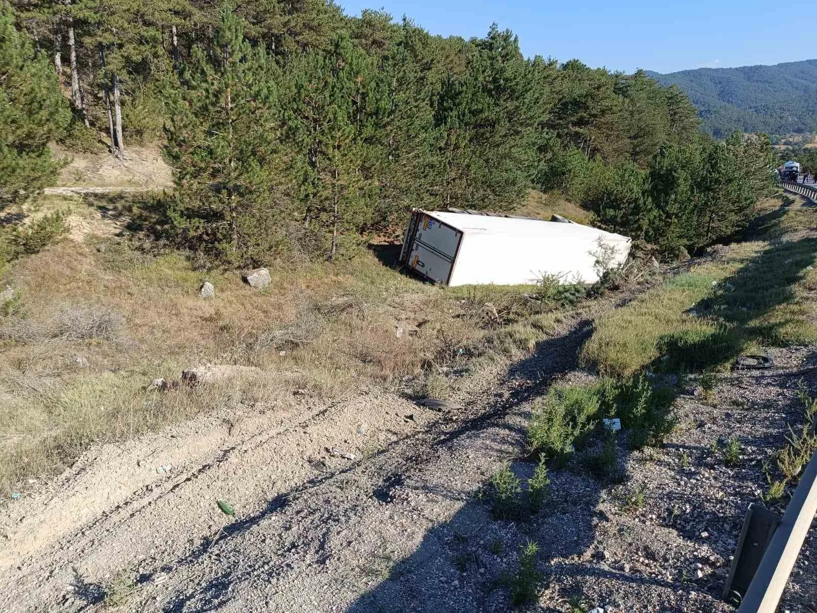 Bolu’da tır şarampole yuvarlandı: 1 yaralı