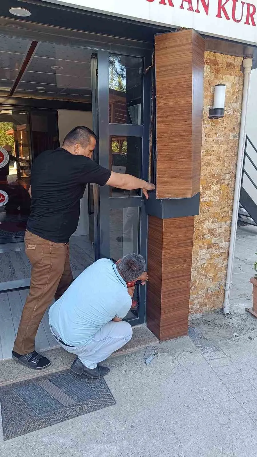 Boşluğa düşen yavru kediyi böyle kurtardılar