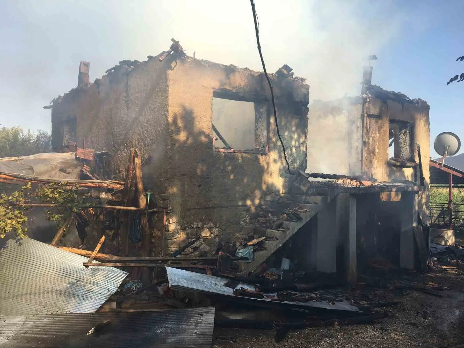 Burdur’da çıkan yangında köy evi küle döndü