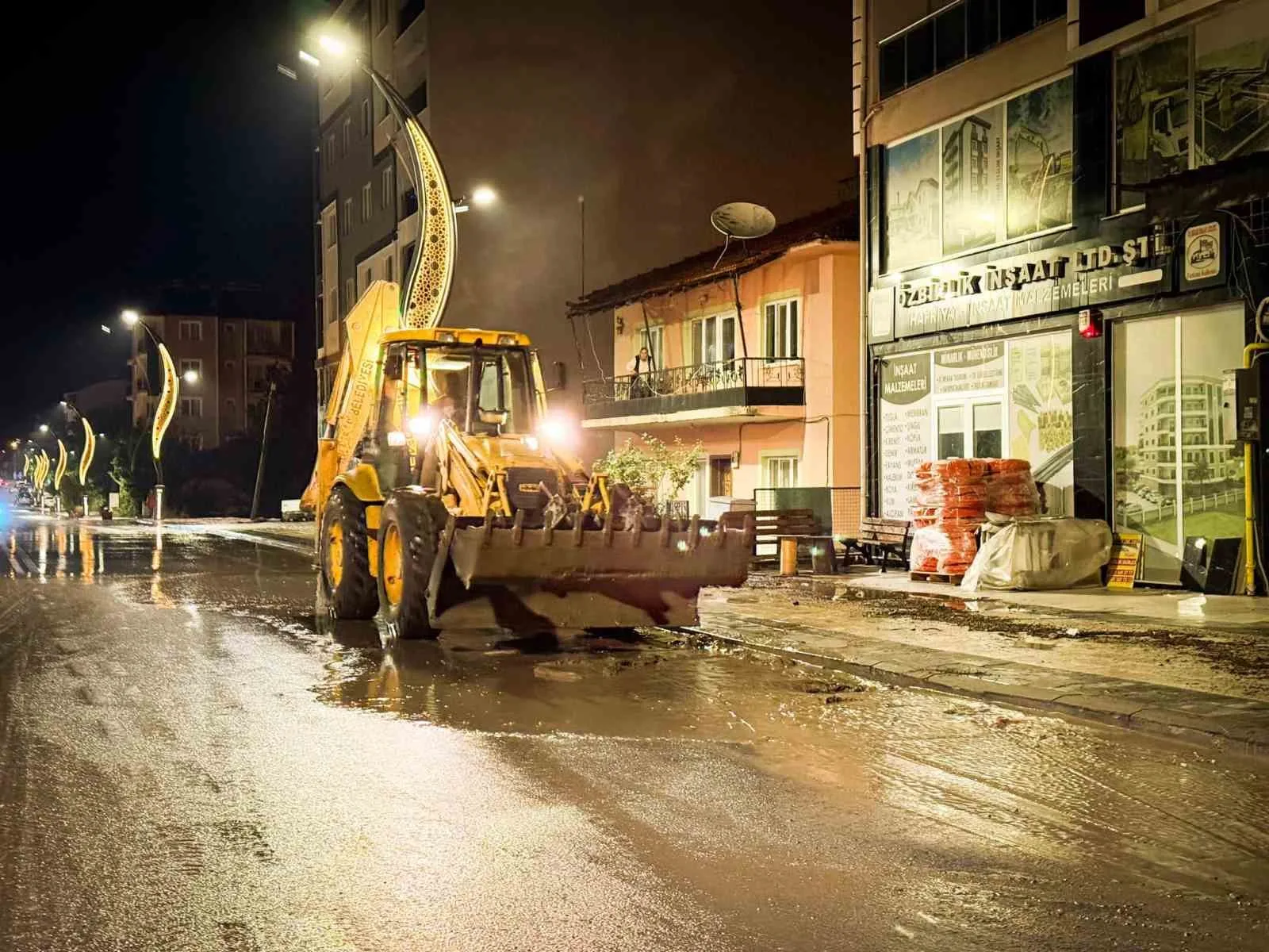 Burdur’da etkili olan sağanak yağış nedeniyle yollar göle döndü