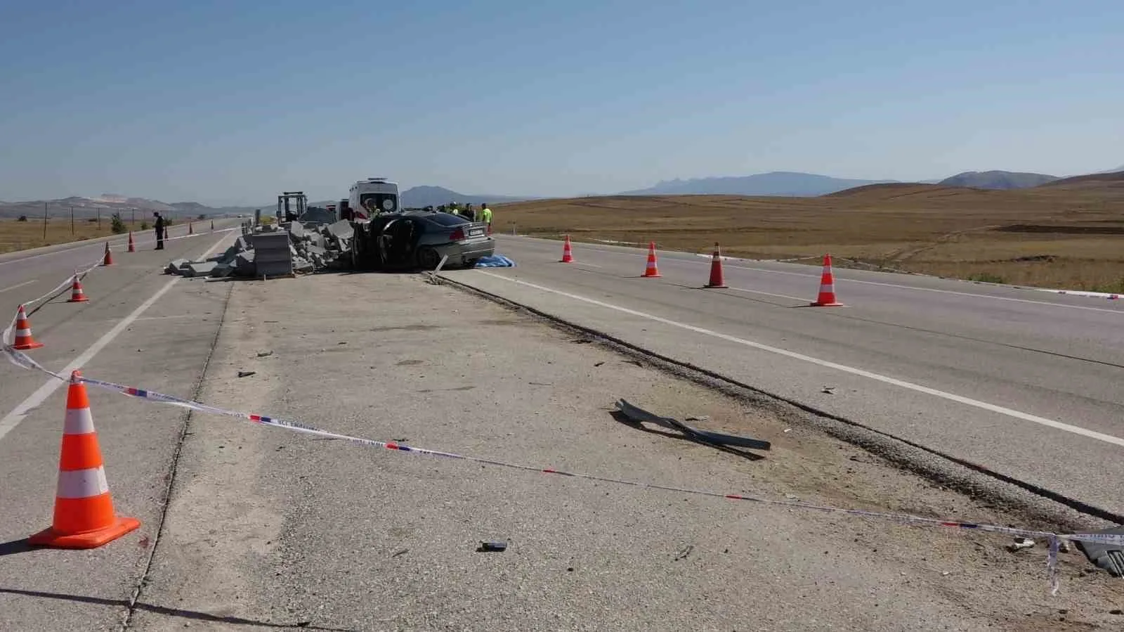 Burdur’da otomobil, refüj yapımı için bırakılan bordür taşı yığınına çarptı: 2 ölü, 1 yaralı