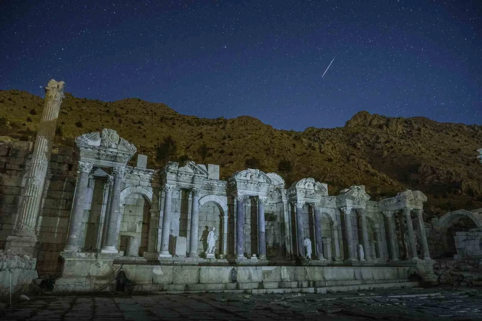 Burdur’un görkemli tarihi yapıları gökyüzünün ışıltılı şovuna tanıklık etti