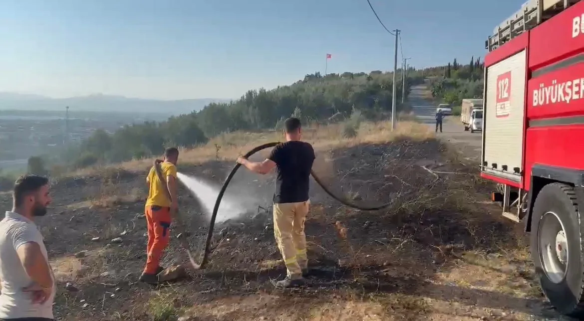 Bursa’da çıkan yangın ormanlık alana sıçramadan söndürüldü