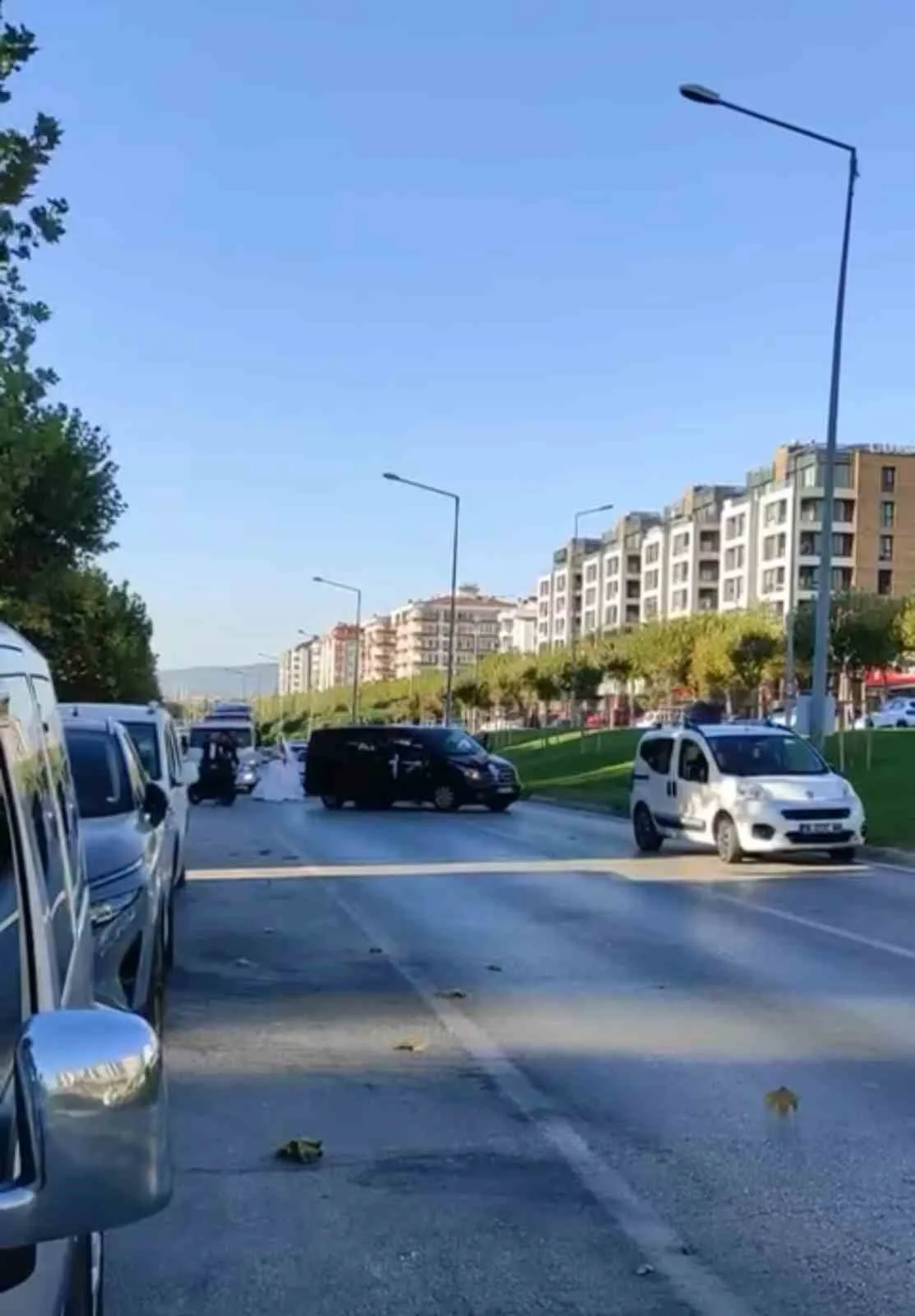 Bursa’da düğün konvoyu terörü.. Yolu kesip dakikalarca oyun oynadılar