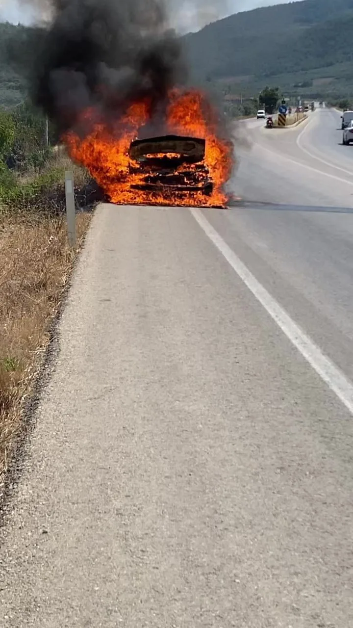 Bursa’da otomobil alevlere teslim oldu