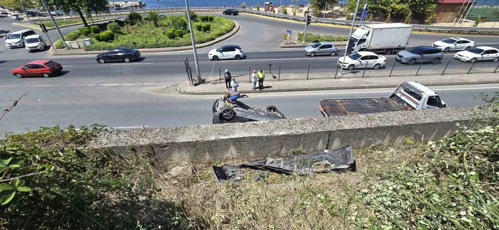 Çalışır vaziyetteki otomobil 6 metreden D-130 Karayolu’na uçtu: 1 yaralı