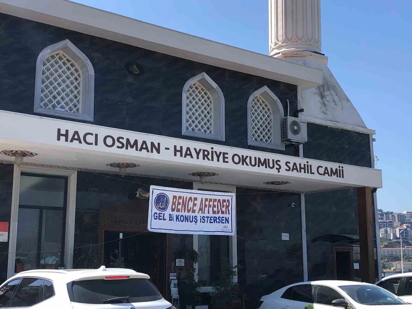 Camiye asılan afişi görenler şaştı kaldı