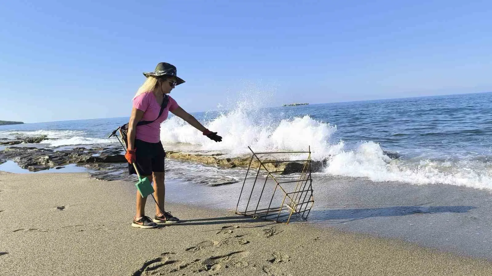 Caretta yavruları denize ulaşmaya çalışırken plastik bardakların içinde telef oluyor