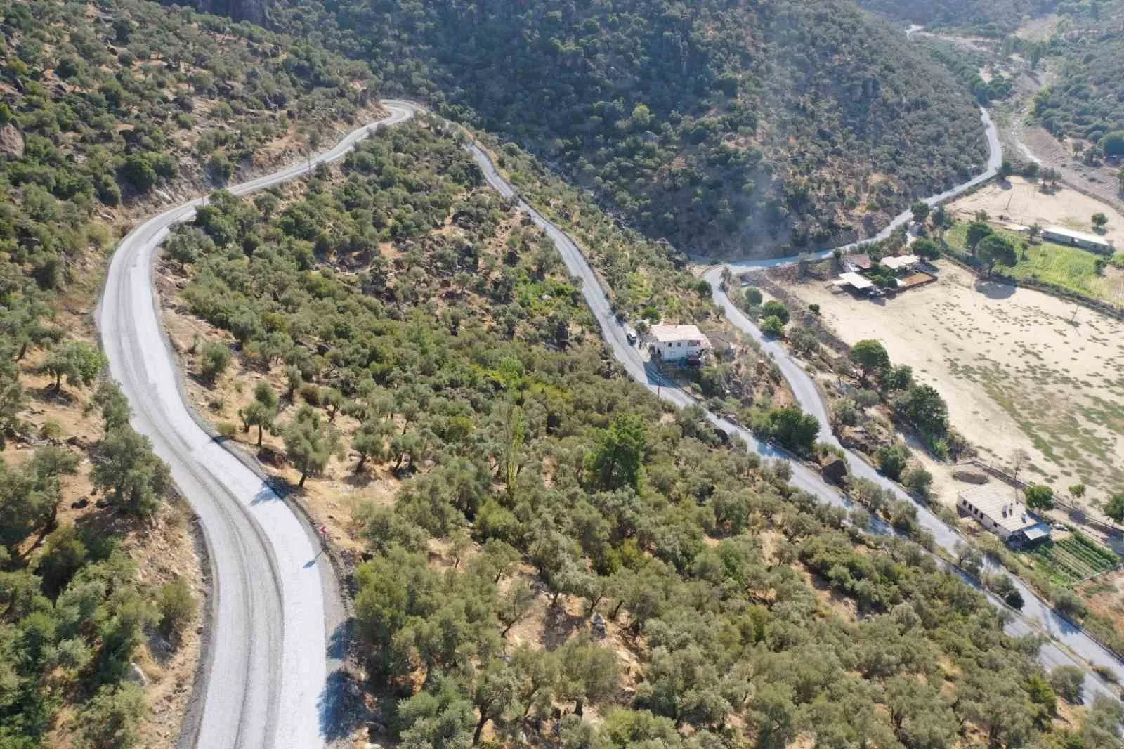 Çerçioğlu Söke’nin dört bir yanında yol yapım çalışmalarına devam ediyor