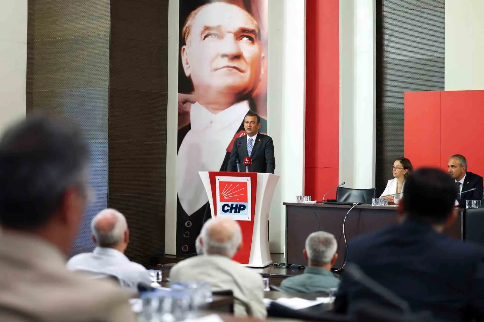 CHP LİDERİ ÖZGÜR ÖZEL, CHP GENEL MERKEZİ'NDE EĞİTİM SENDİKALARININ TEMSİLCİLERİ