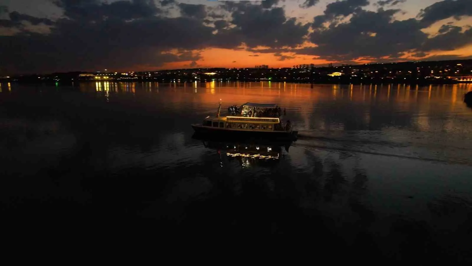 ANKARA’DAKİ MOGAN GÖLÜ'NDEKİ VAPUR TURLARI, VATANDAŞLAR TARAFINDAN YOĞUN İLGİ GÖRÜYOR.