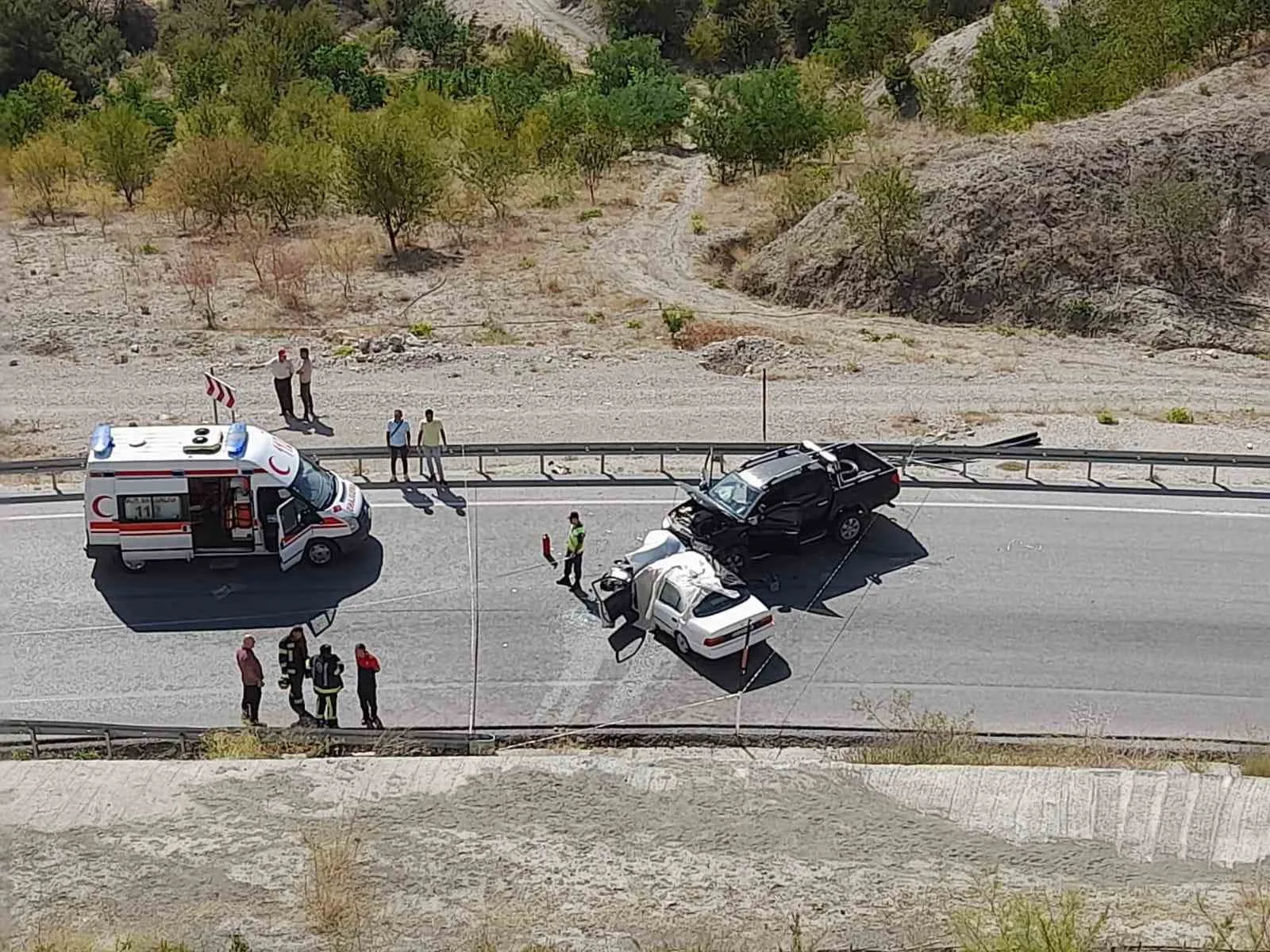 Denizli’de iki otomobil kafa kafaya çarpıştı; 1 ölü,3 yaralı