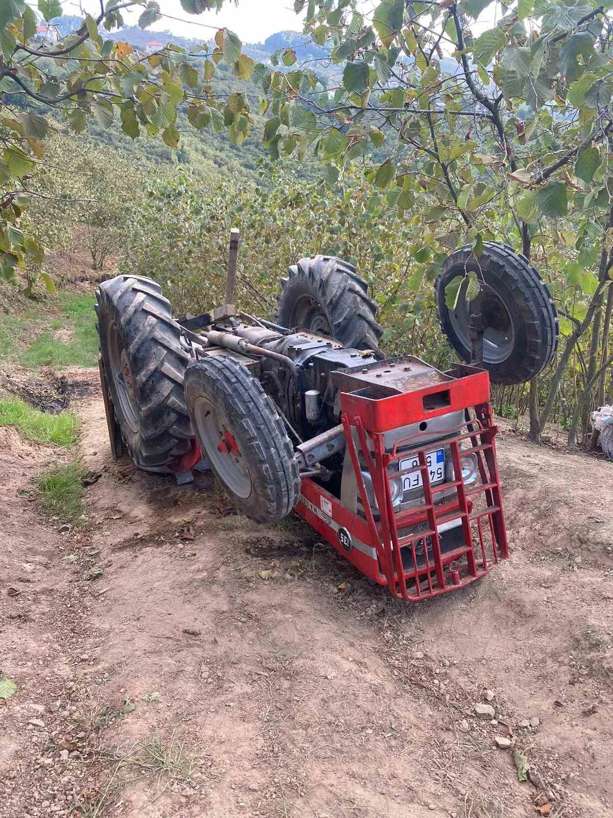 Devrilen traktörün altında kalan sürücü ağır yaralandı