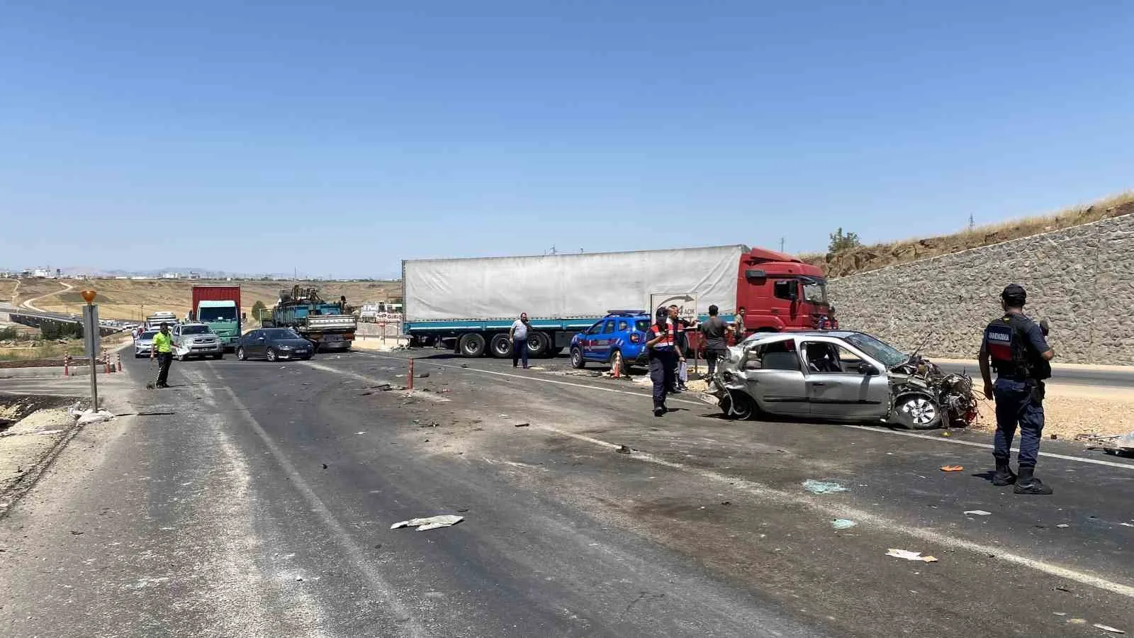 Diyarbakır’da iki tır ile otomobil çarpıştı: 1 ölü, 4 yaralı