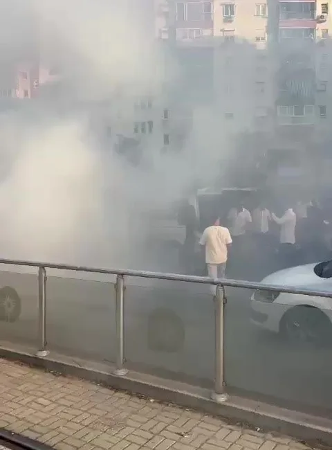 ANTALYA'DA YOLU TRAFİĞE KAPATAN