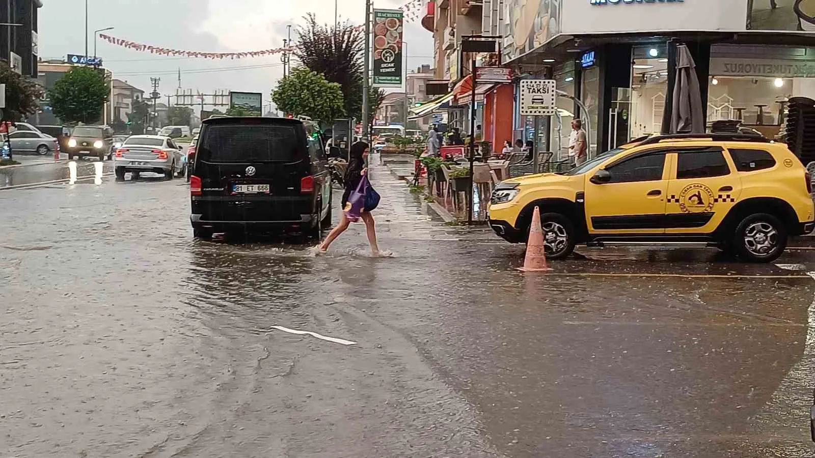 Düzce’de etkili olan sağanakta yollar göle döndü