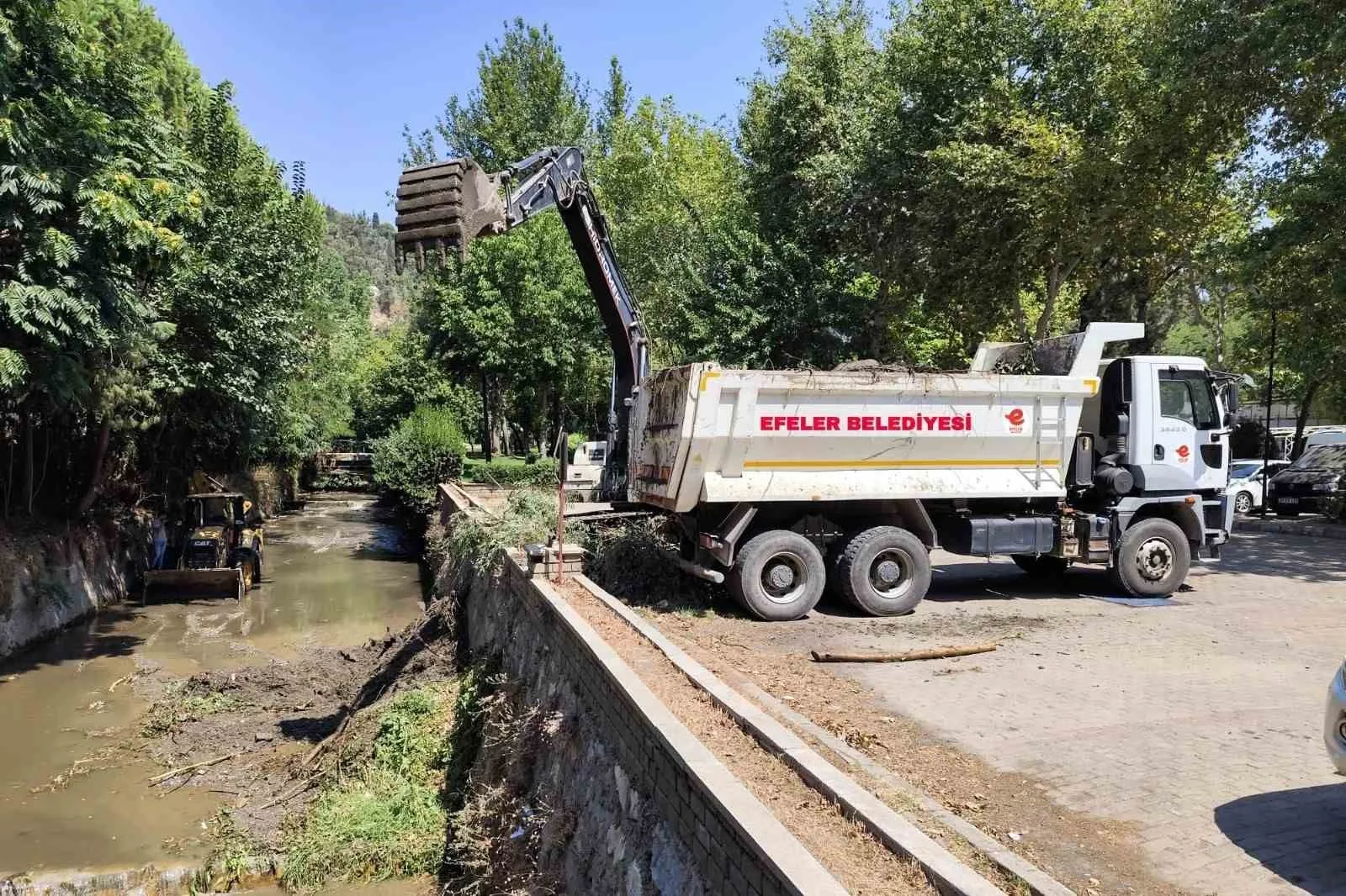 Efeler Belediyesi ekipleri Tabakhane Deresi’ni temizledi