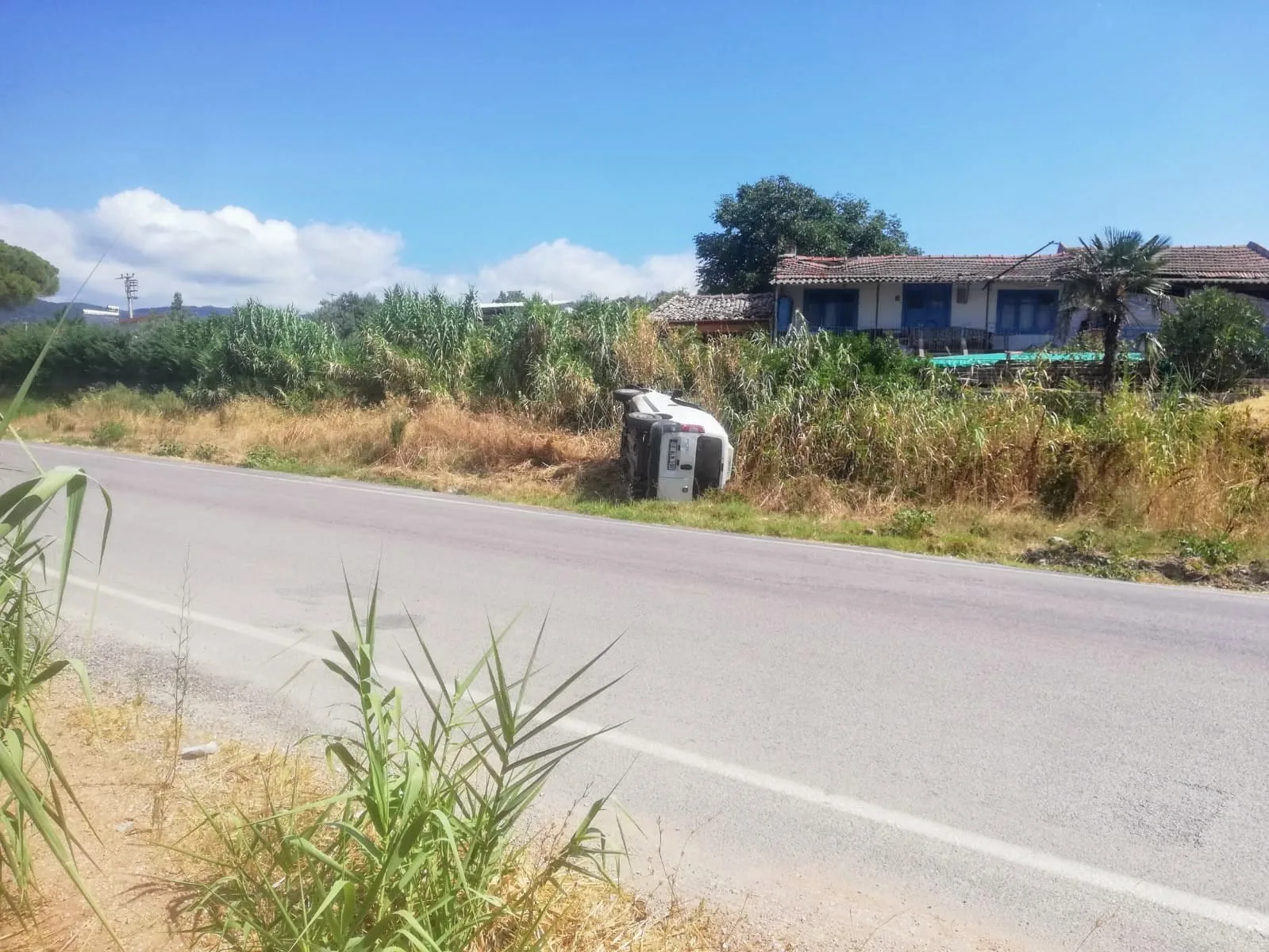 Erdek’te virajı alamayan ticari araç takla attı