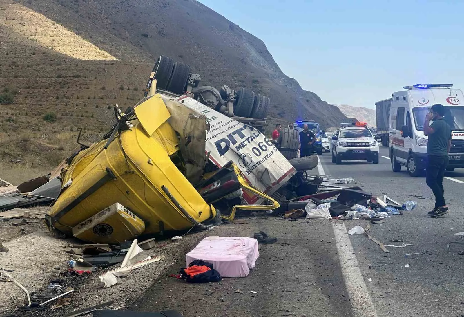 Erzincan’da 4 kişinin öldüğü kazanın nedeni tırın patlayan lastiği