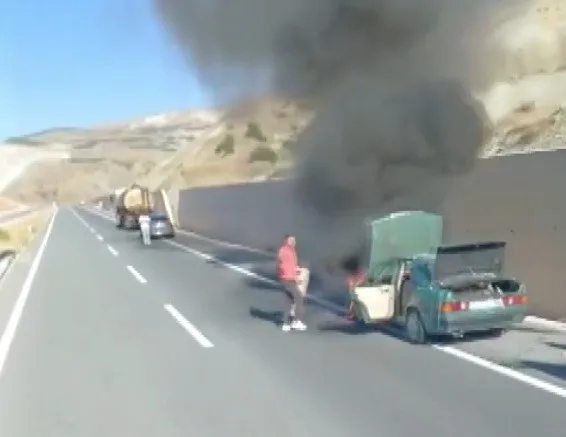 Erzincan’da Tofaş marka otomobil yandı