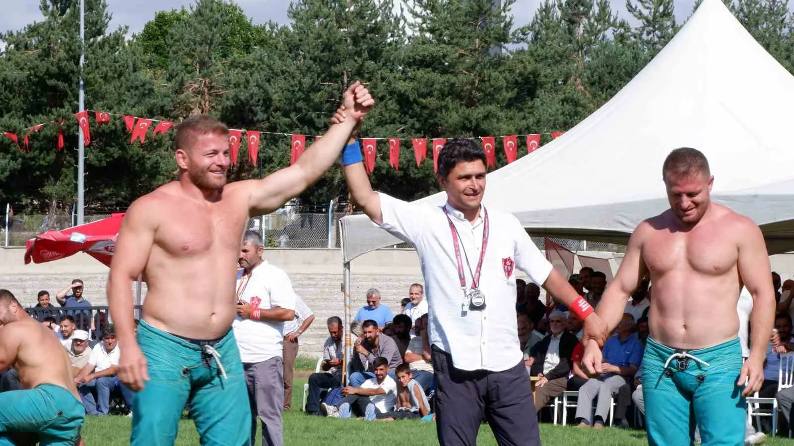 Erzurum’da karakucak güreşlerinde İsmail Balaban ve Turan Balaban kardeşler birbirine rakip oldu