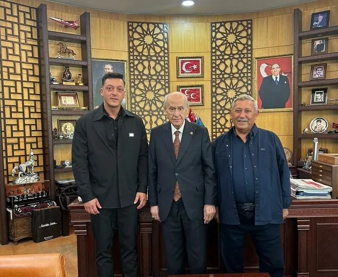 ESKİ FUTBOLCU MESUT ÖZİL, MHP GENEL BAŞKANI DEVLET BAHÇELİ'Yİ ZİYARET