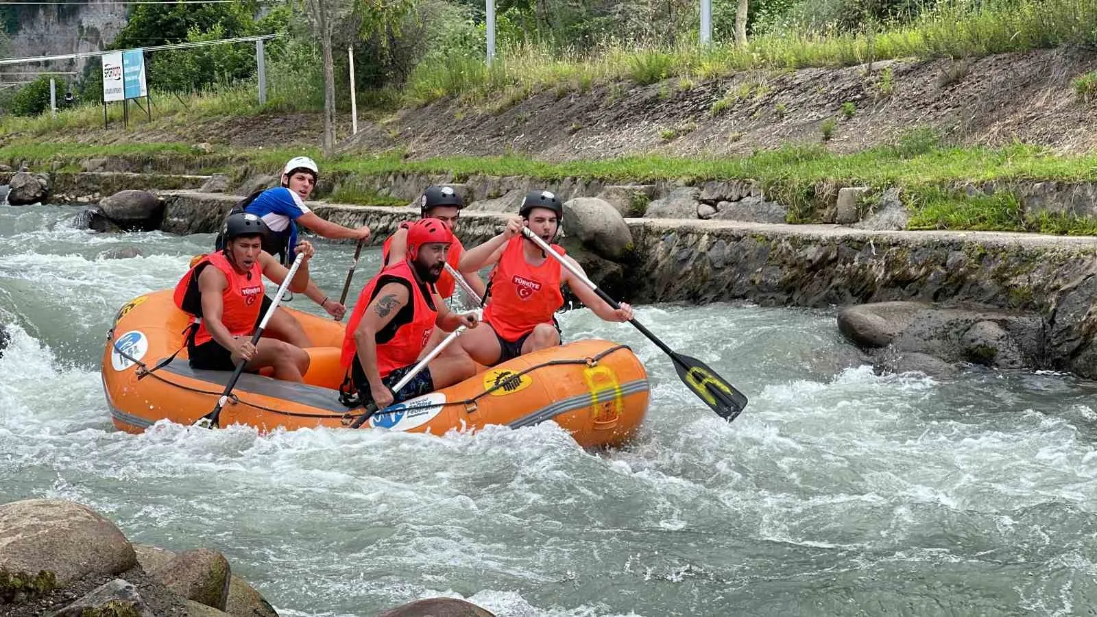 Farklı ülkelerden gelen dansçılar rafting yarışlarında mücadele etti