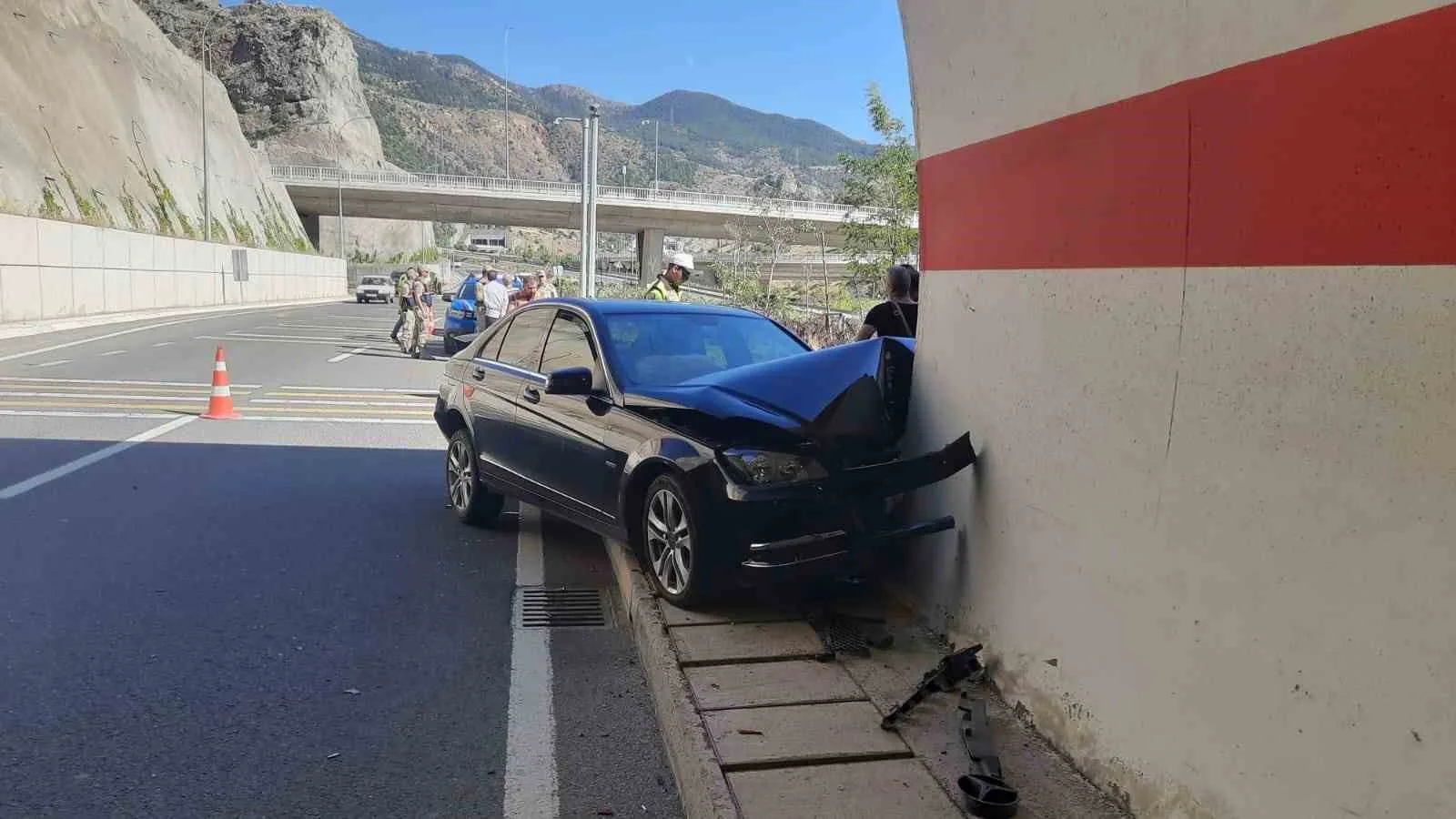 Gümüşhane’de otomobilin tünel girişine çarptığı kazada 2 kişi yaralandı