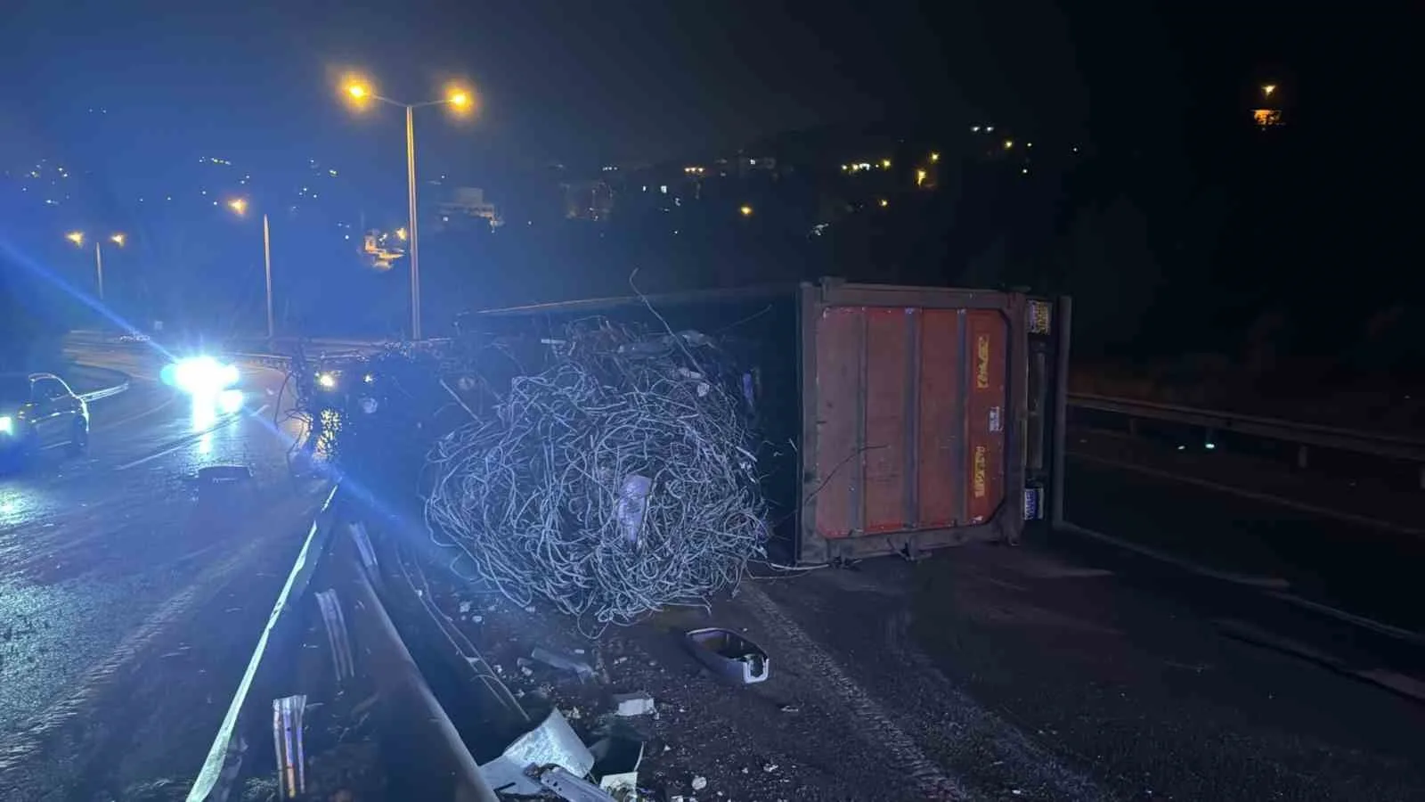 Hatay’da demir yüklü tır devrildi: 1 yaralı