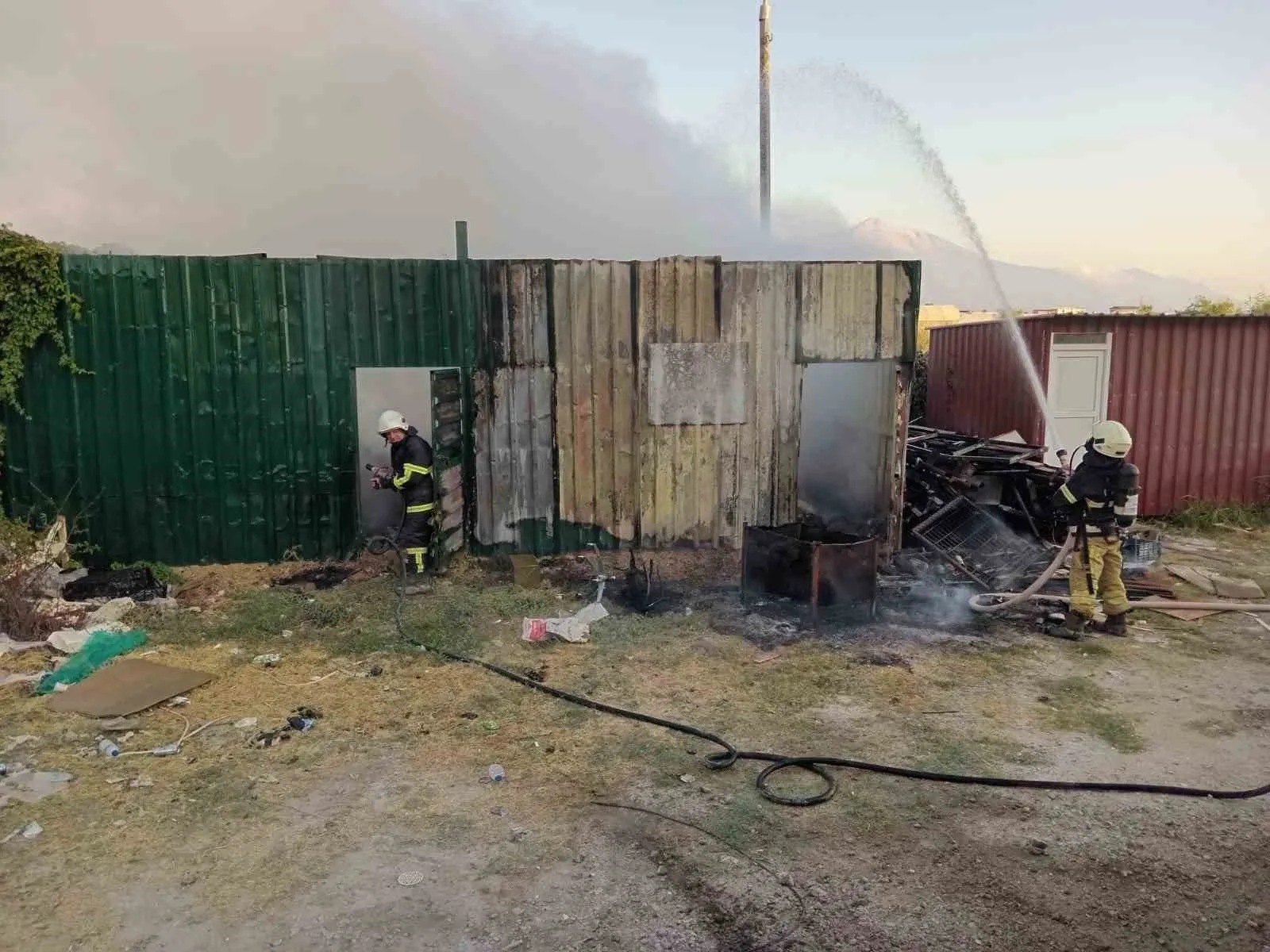 Hatay’da depo yangını