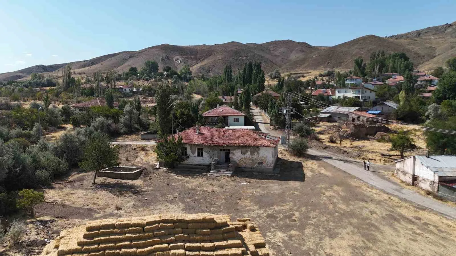 Her yanında Yazıcıoğlu’nun hatıraları var, restore edilerek yeniden eğitime kazandırılması isteniyor