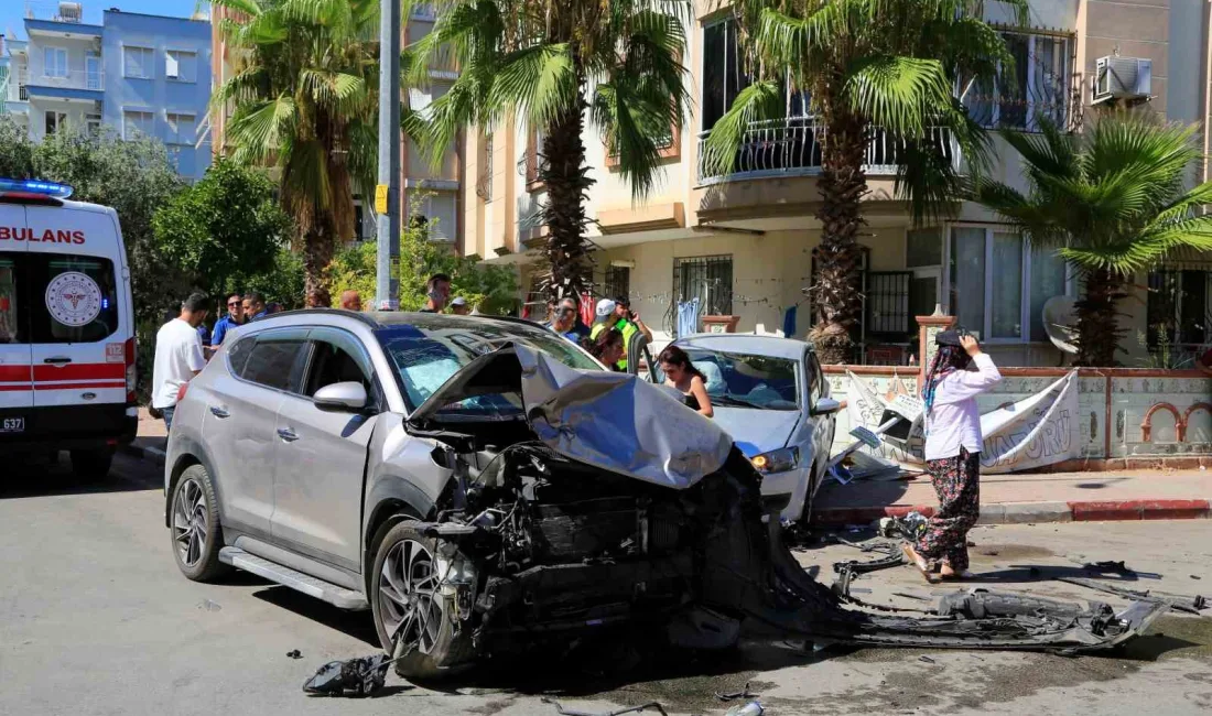 ANTALYA’DA KONTROLSÜZ KAVŞAKTA MEYDANA