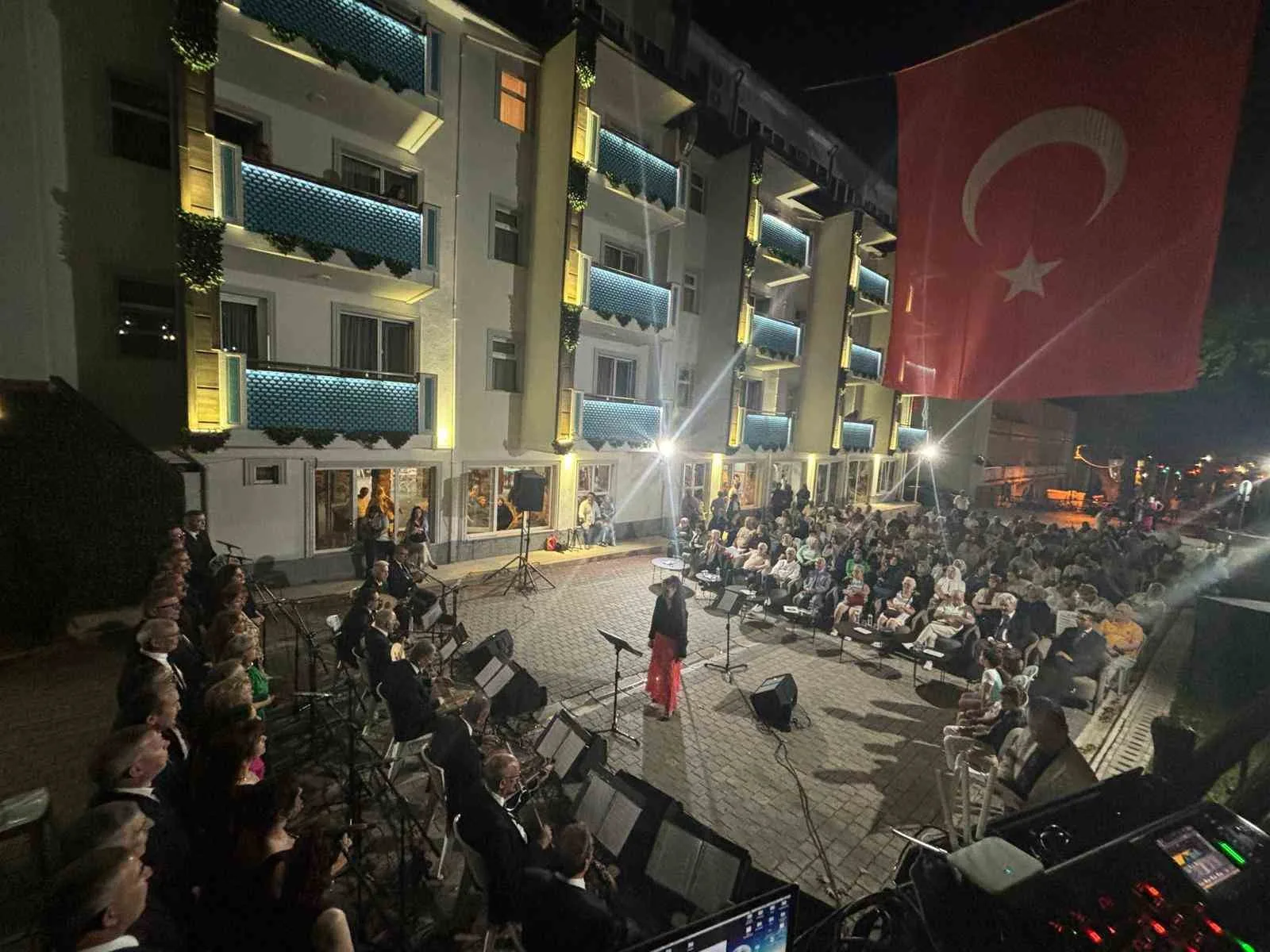 İnegöl Belediyesi Türk Müziği Korosu Oylat’ta konser verdi