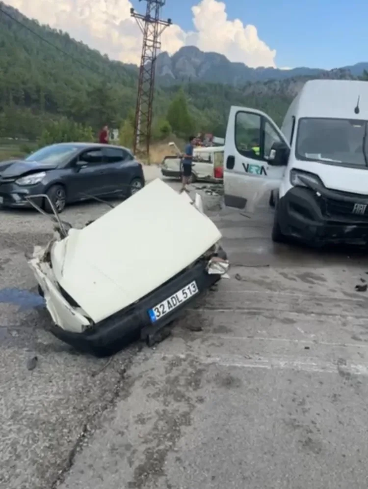 Isparta-Antalya Karayolu’nda 3 aracın karıştığı kazada 7 kişi yaralandı