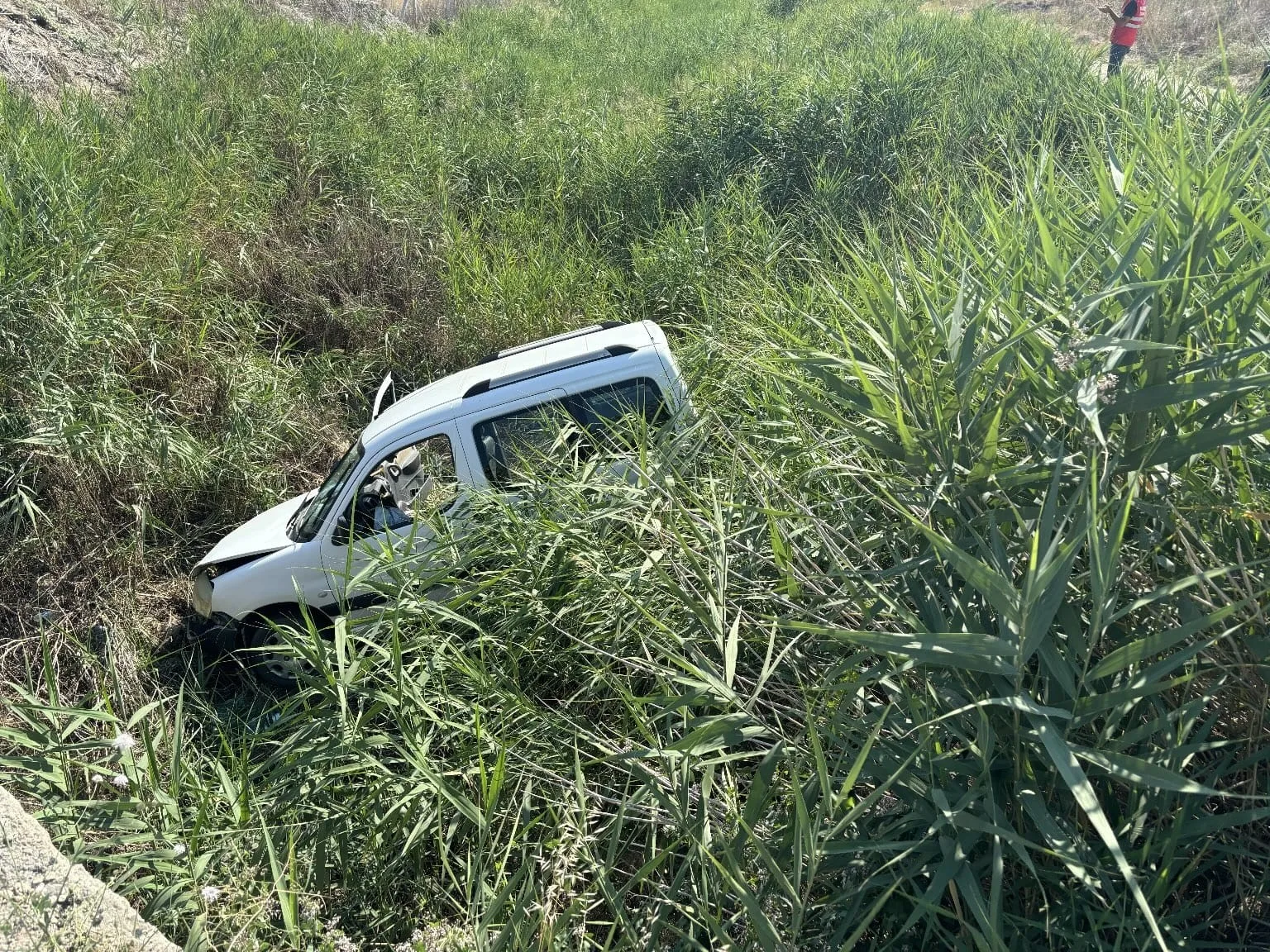 Isparta’da hafif ticari araç su kanalına uçtu: 1 ölü, 1 yaralı