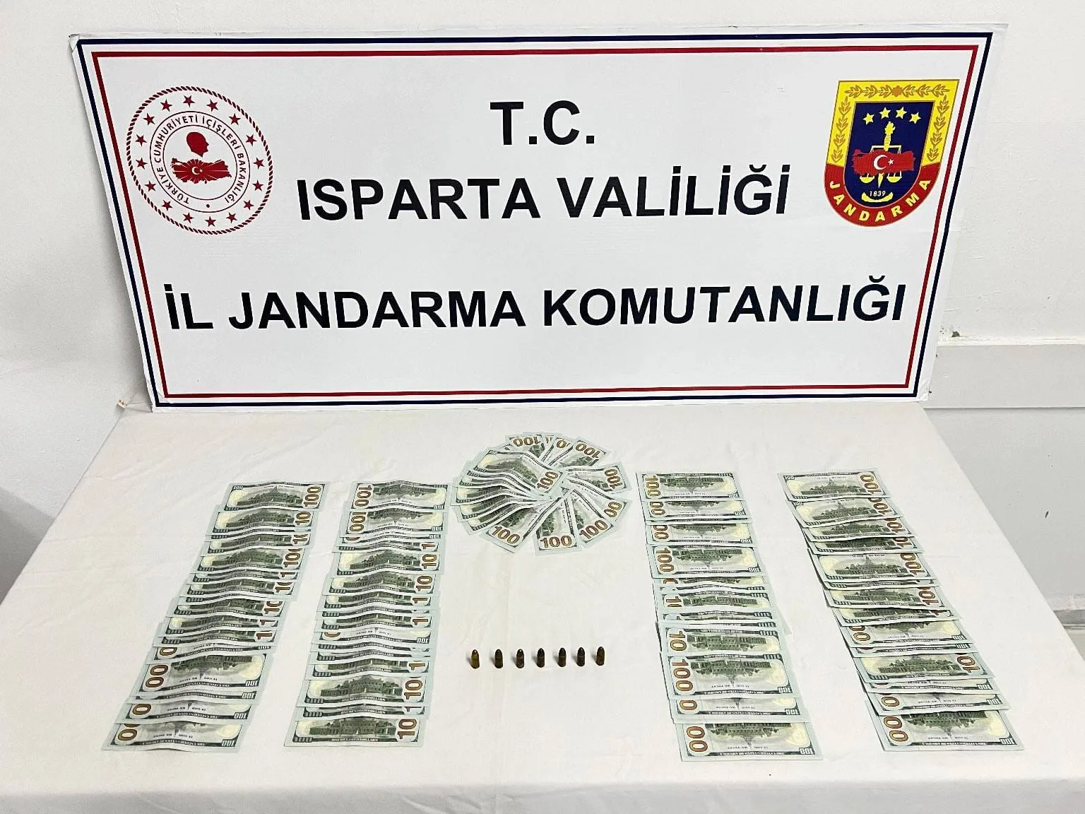 Isparta’da piyasaya sahte dolar sürmek üzere olan 3 şahıs yakalandı