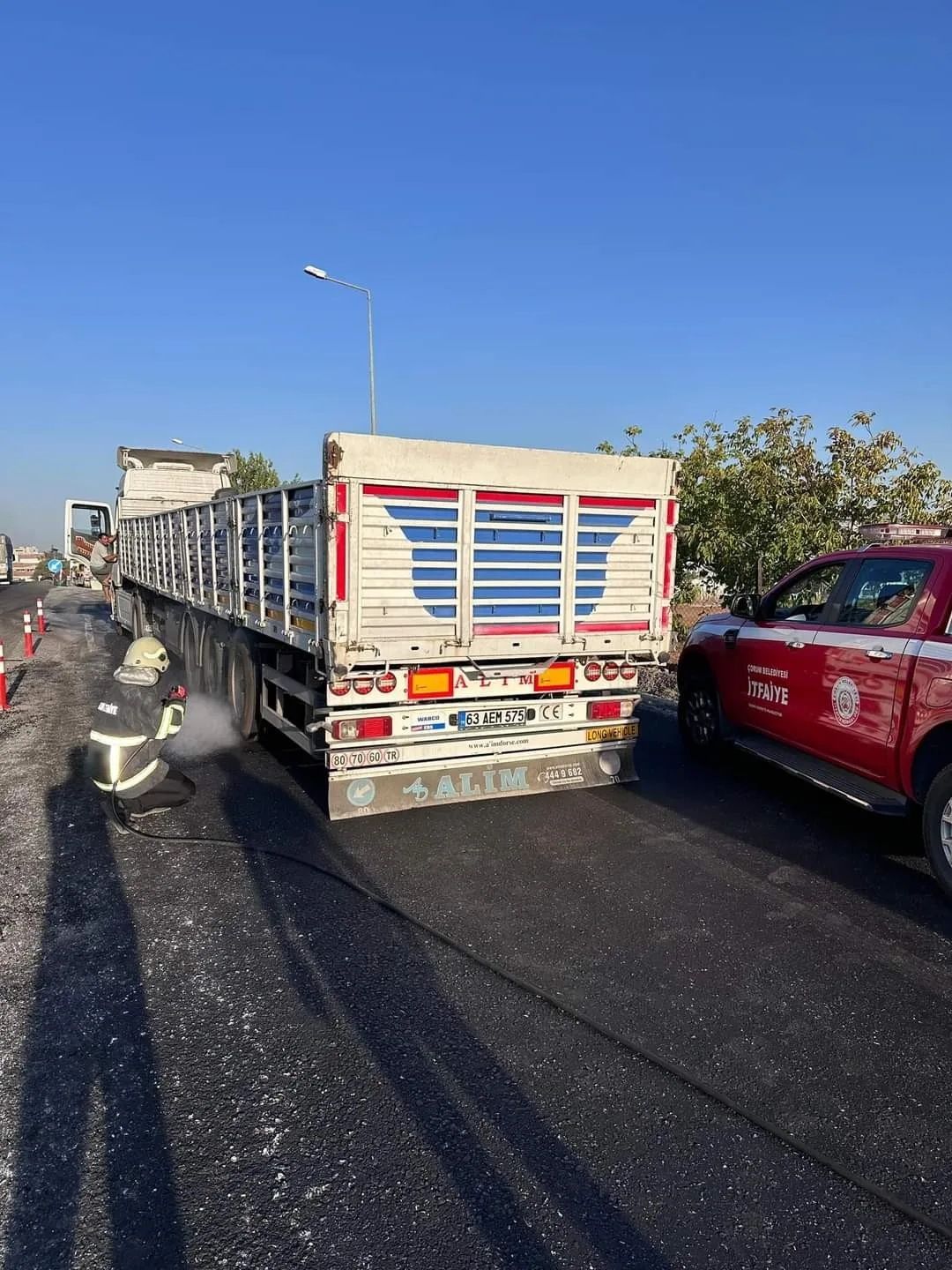 İzmir yangınından dönerken alev alan tıra müdahale ettiler