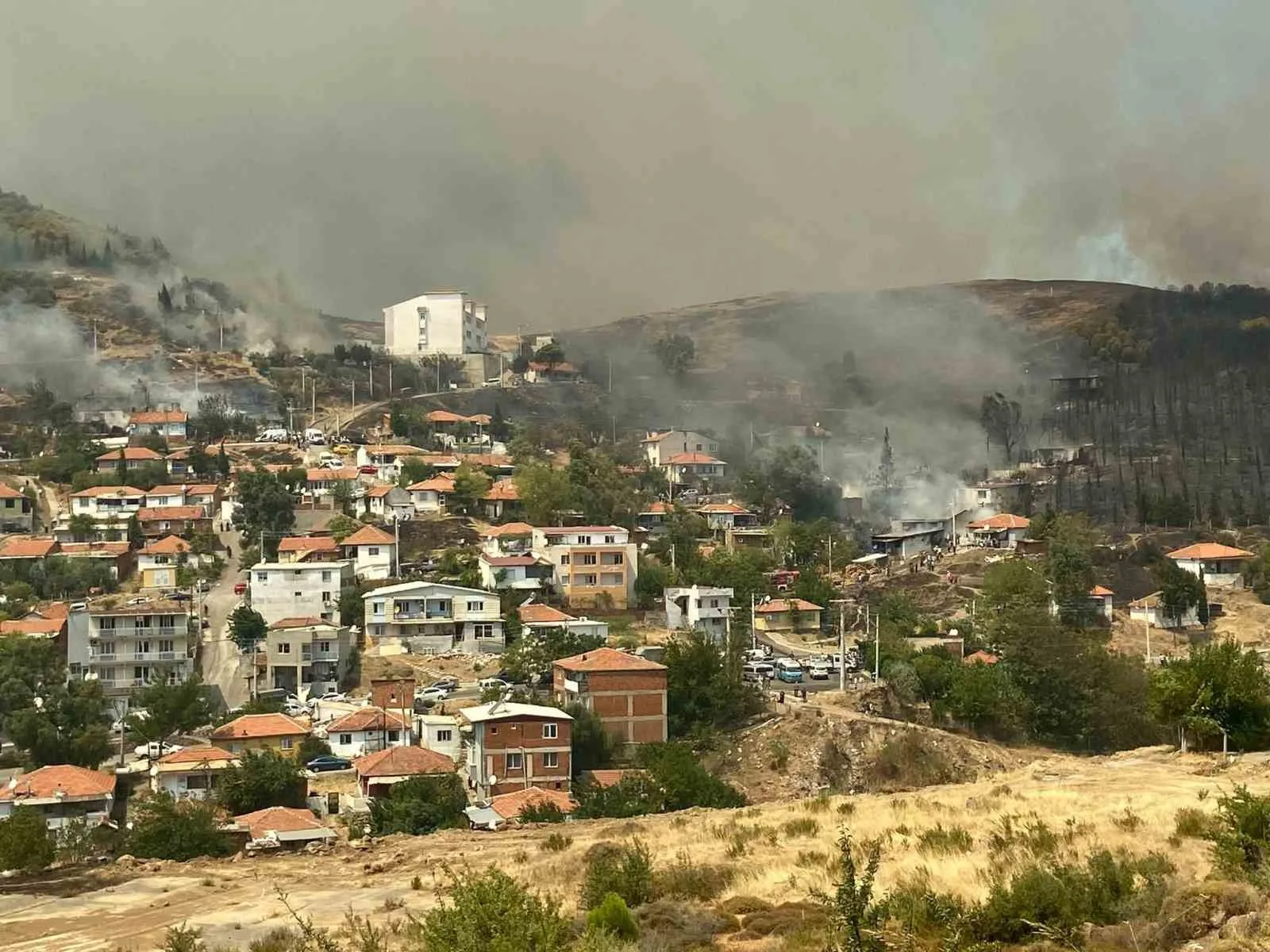 İzmir’de dün gece Yamanlar’da başlayan orman yangını evlere sıçradı. İtfaiye ekipleri olağanüstü bir çabayla yangını söndürmeye çalışıyor.