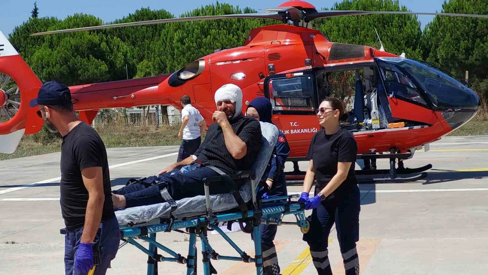 Kafasına harç makinesinin demiri çarpan şahsın yardımına ambulans helikopter yetişti