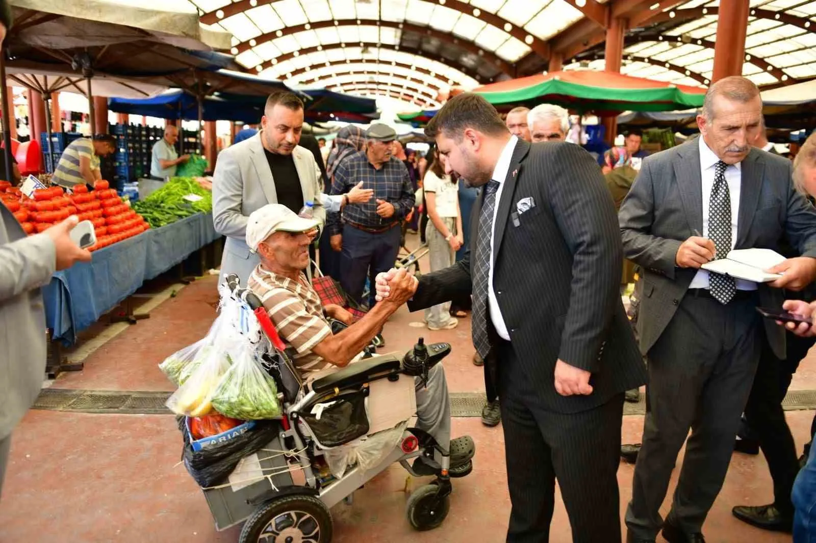 KAHRAMANKAZAN BELEDİYE BAŞKANI SELİM ÇIRPANOĞLU, SALI PAZARI’NI ZİYARET EDEREK ESNAF