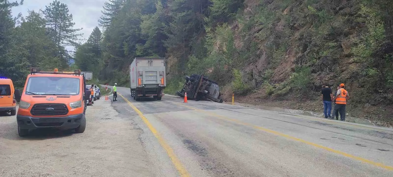 Karabük’te asfalt yüklü kamyon devrildi: 3 yaralı