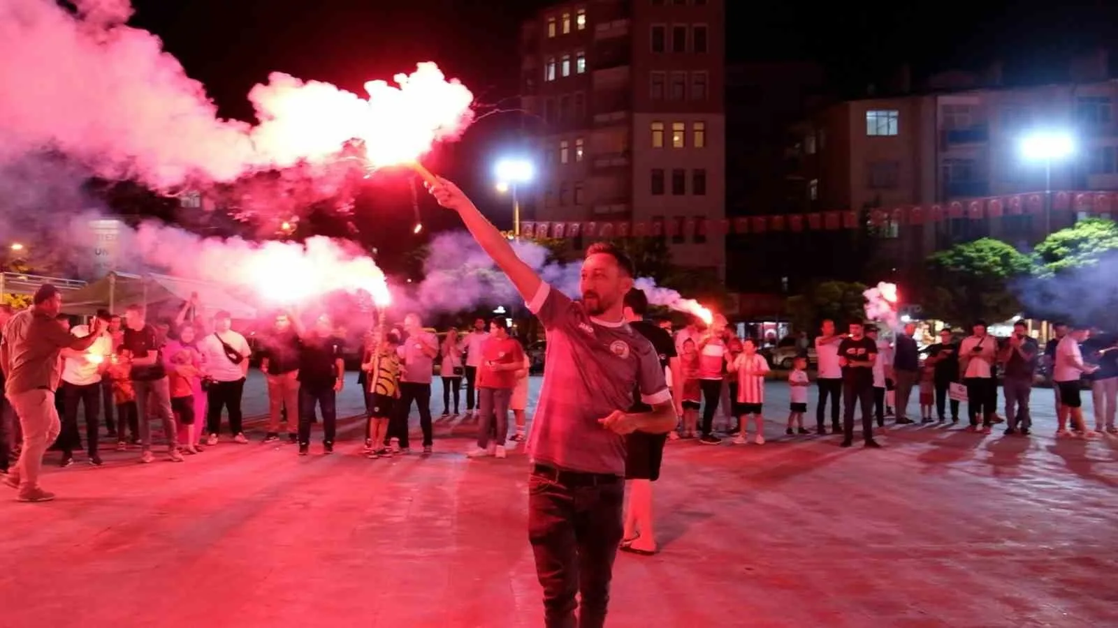 Karaman FK’daki yönetim krizine taraftarlardan meşaleli tepki