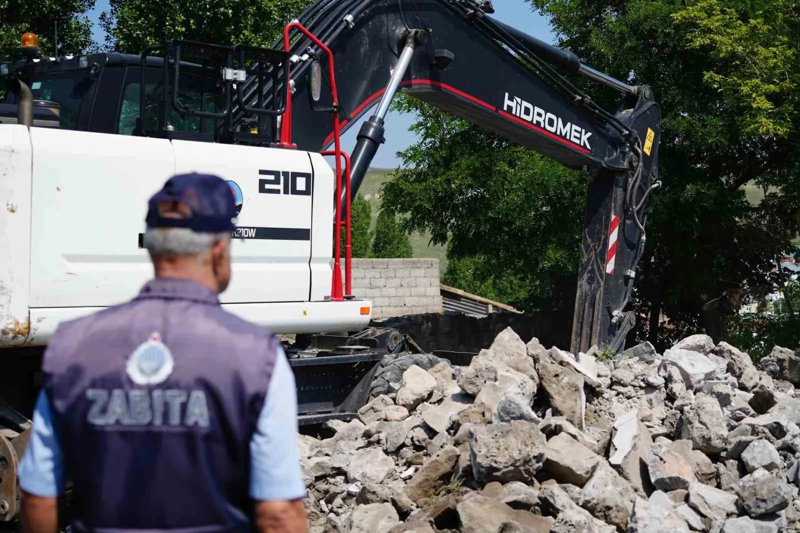 Kars belediyesi kenti metruk binalardan temizliyor