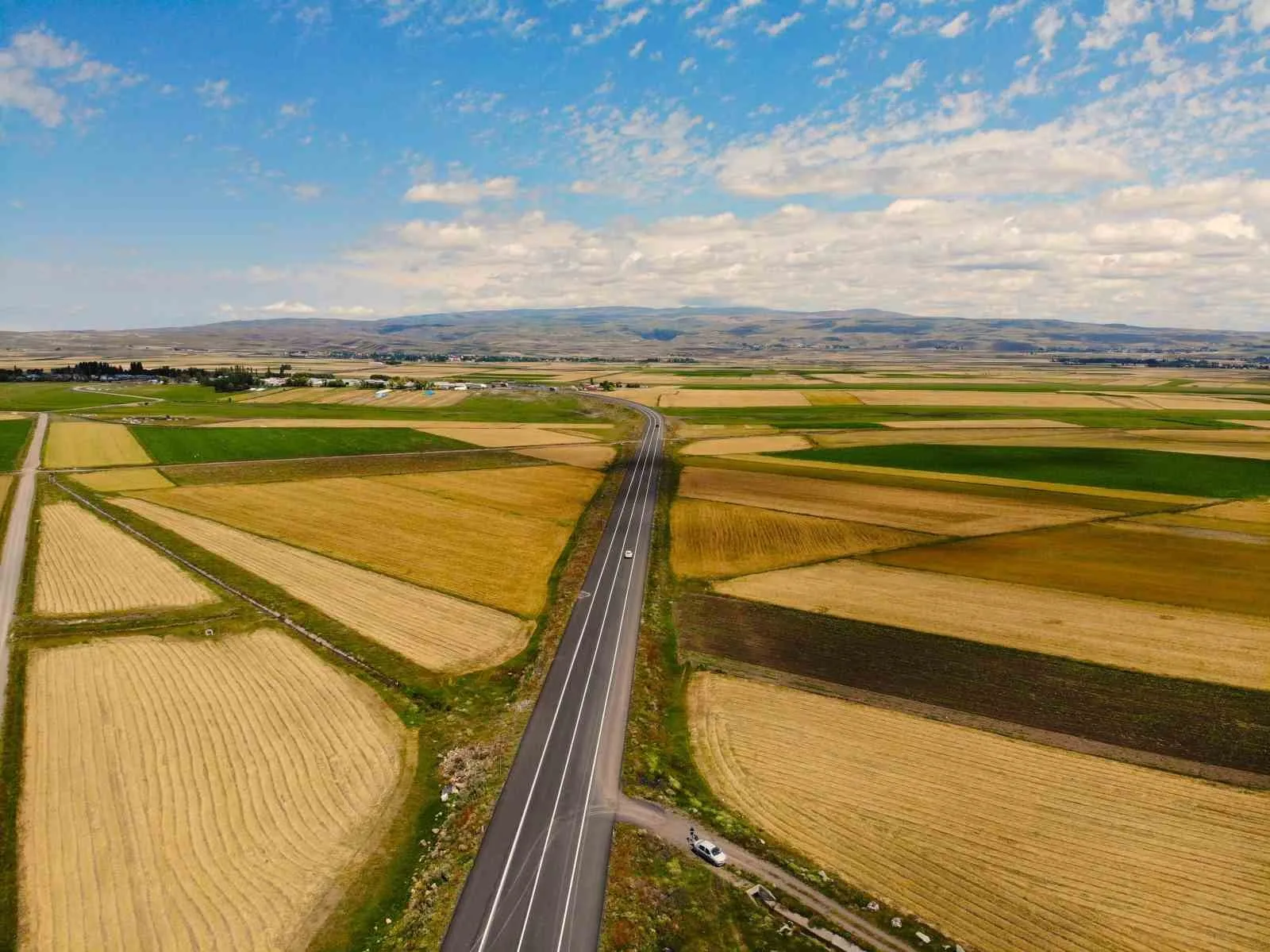 Kars’ta halı ve kilim desenine bürünmüş tarım arazileri dron ile görüntülendi