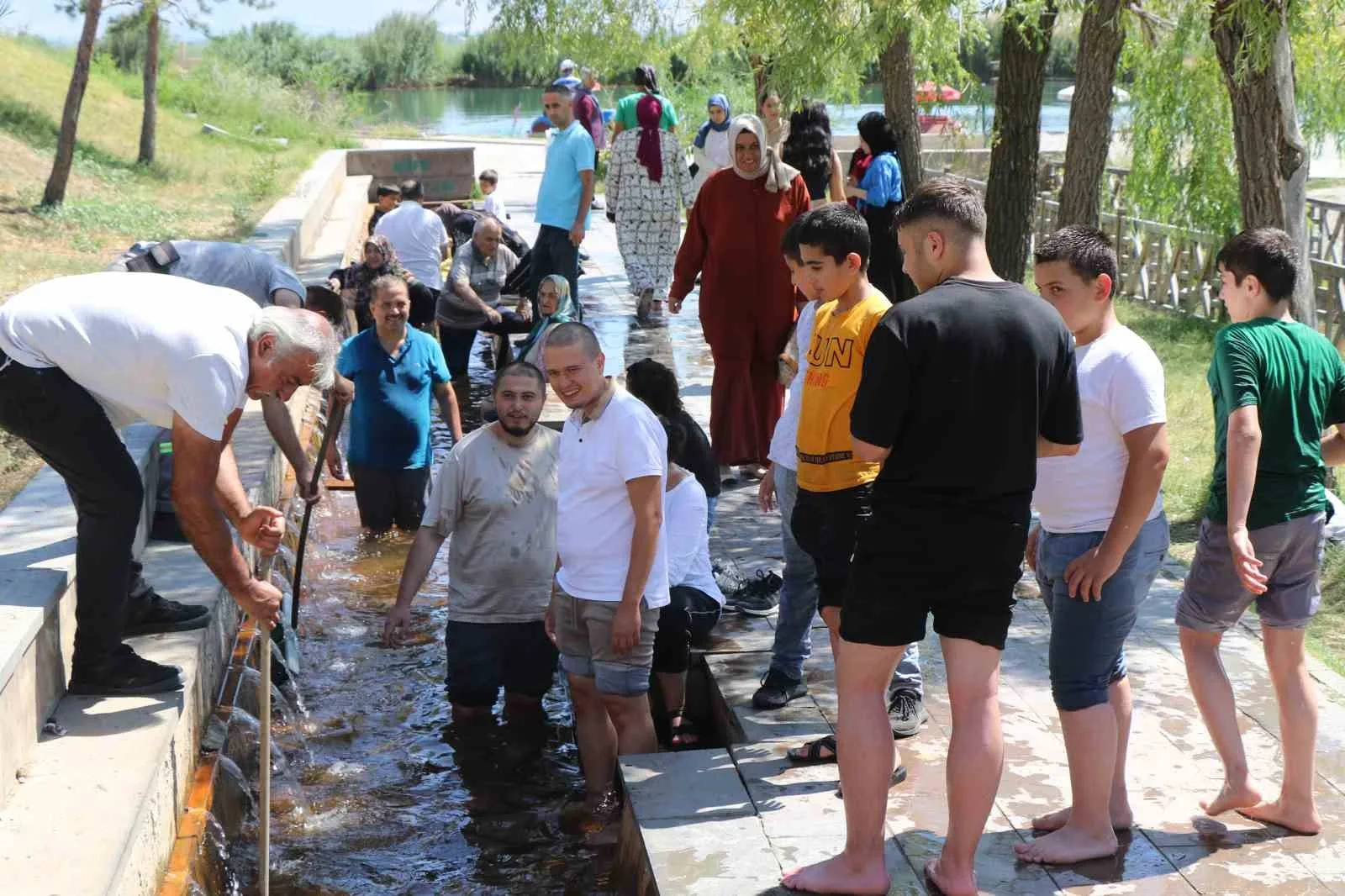 Kavurucu sıcakta Ekşisu buz gibi dondurdu